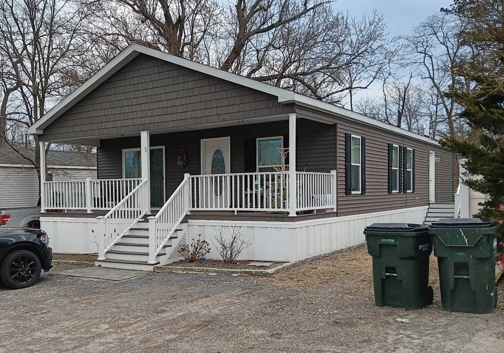 Property at 725 East Ave Ext, Riverhead, NY 11901