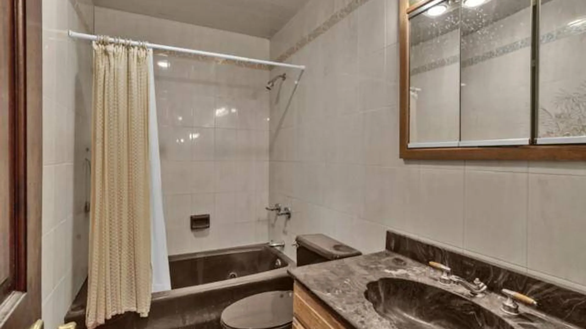 Property at 1640 Bath Ave, Brooklyn, NY 11214 10