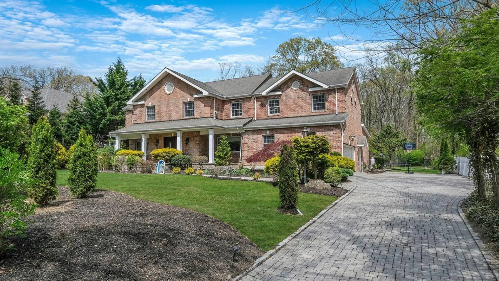 Property at 9 Arista Court, Dix Hills, NY 11746 3
