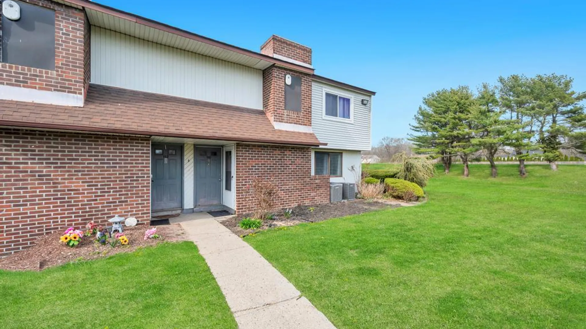 Property at 109 Pointe Circle S, Coram, NY 11727 3