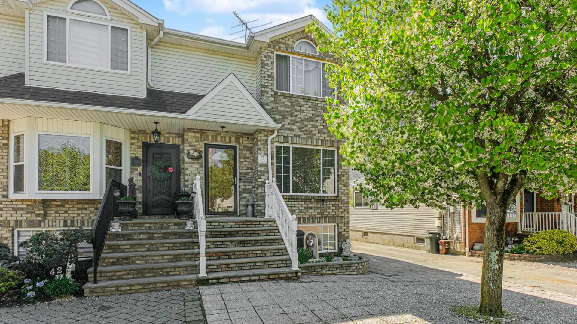 Property at 40 Seguine Loop, Staten Island, NY 10309 2