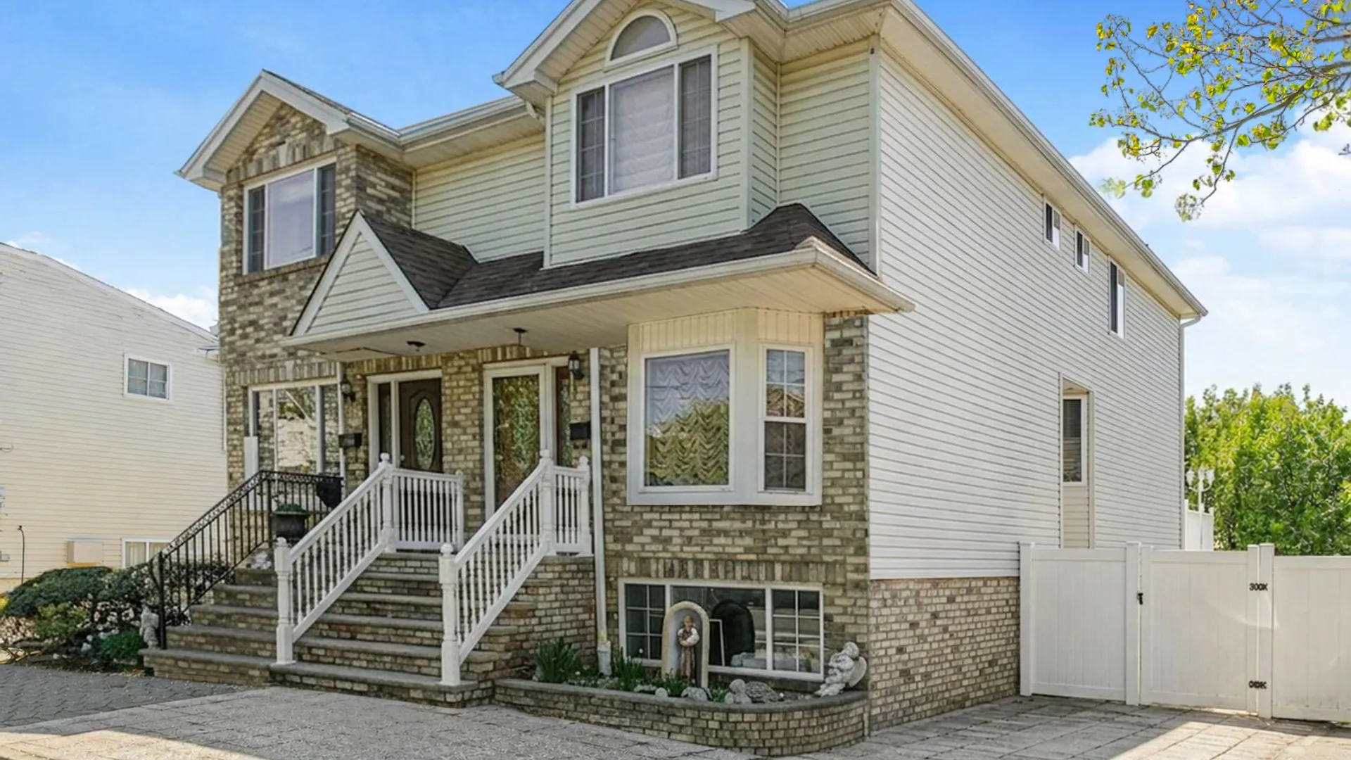 Property at 40 Seguine Loop, Staten Island, NY 10309 3