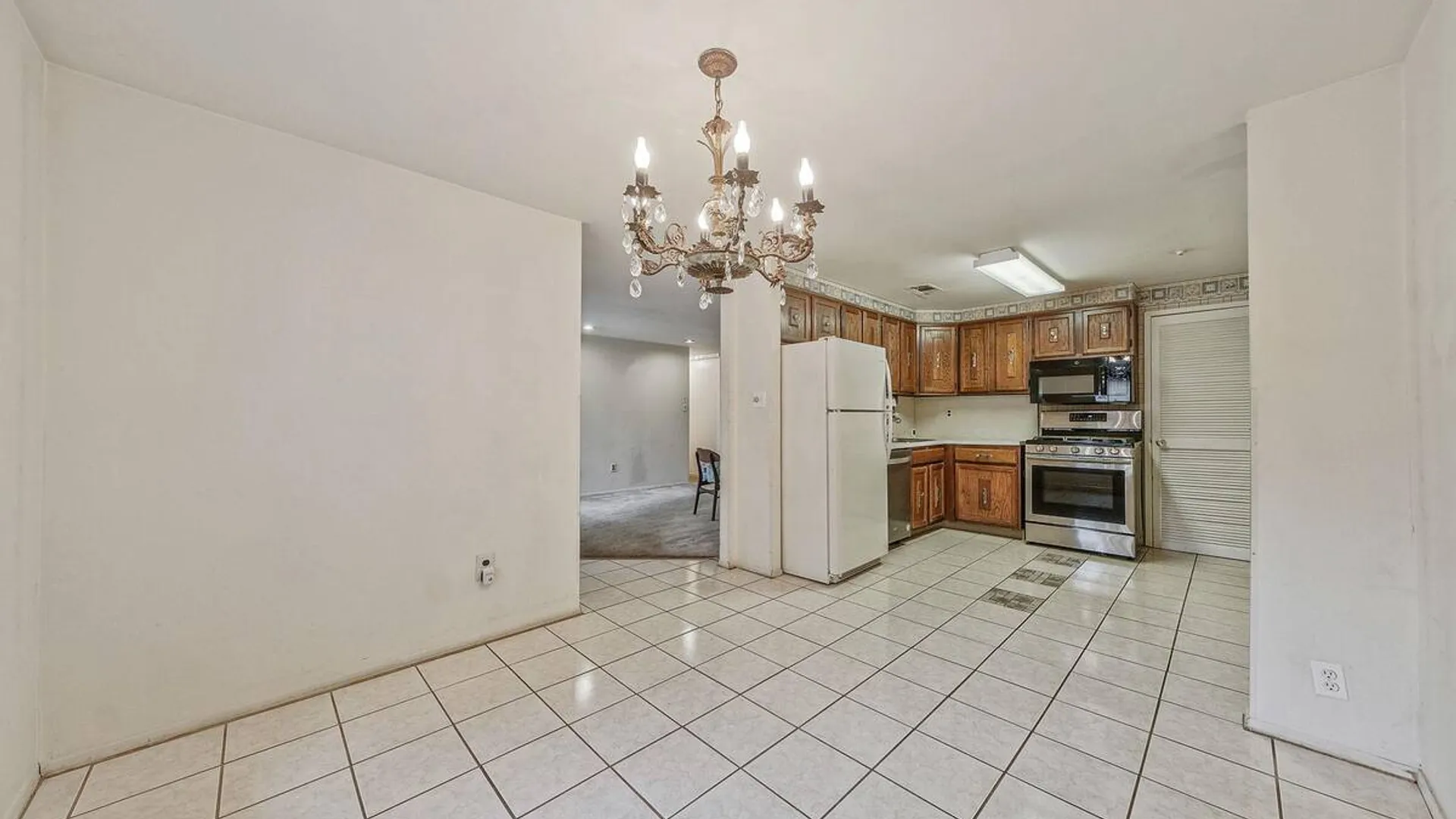 Property at 527 Daryl Drive, Medford, NY 11763 6