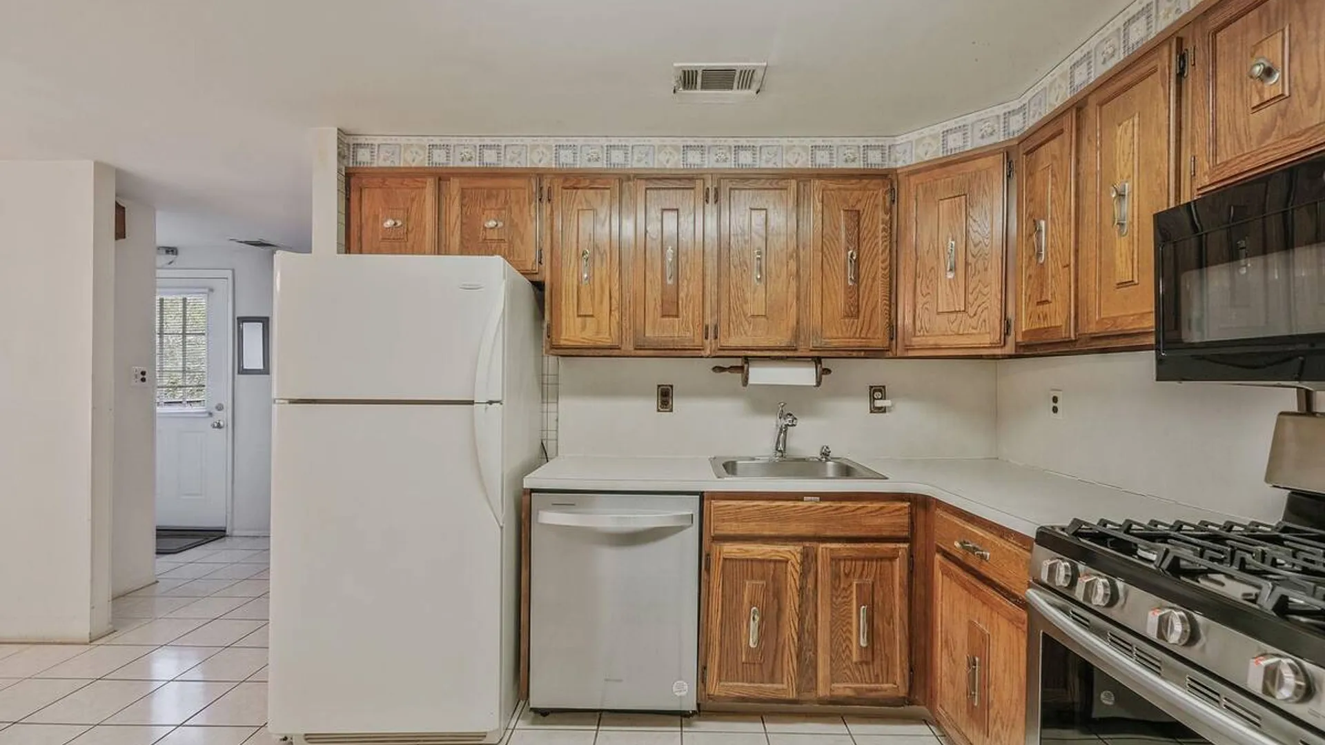 Property at 527 Daryl Drive, Medford, NY 11763 9