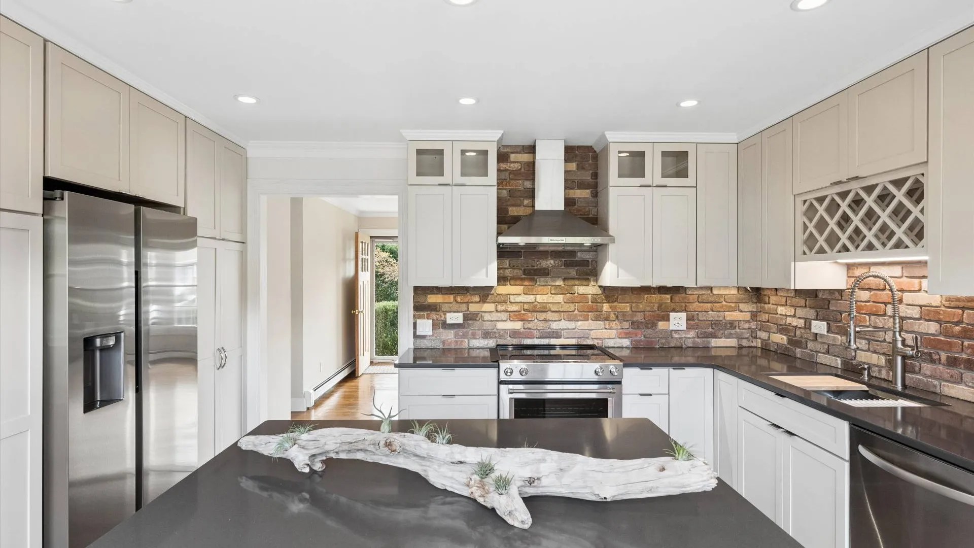 Property at 5 Maryland Blvd, Hampton Bays, NY 11946 8