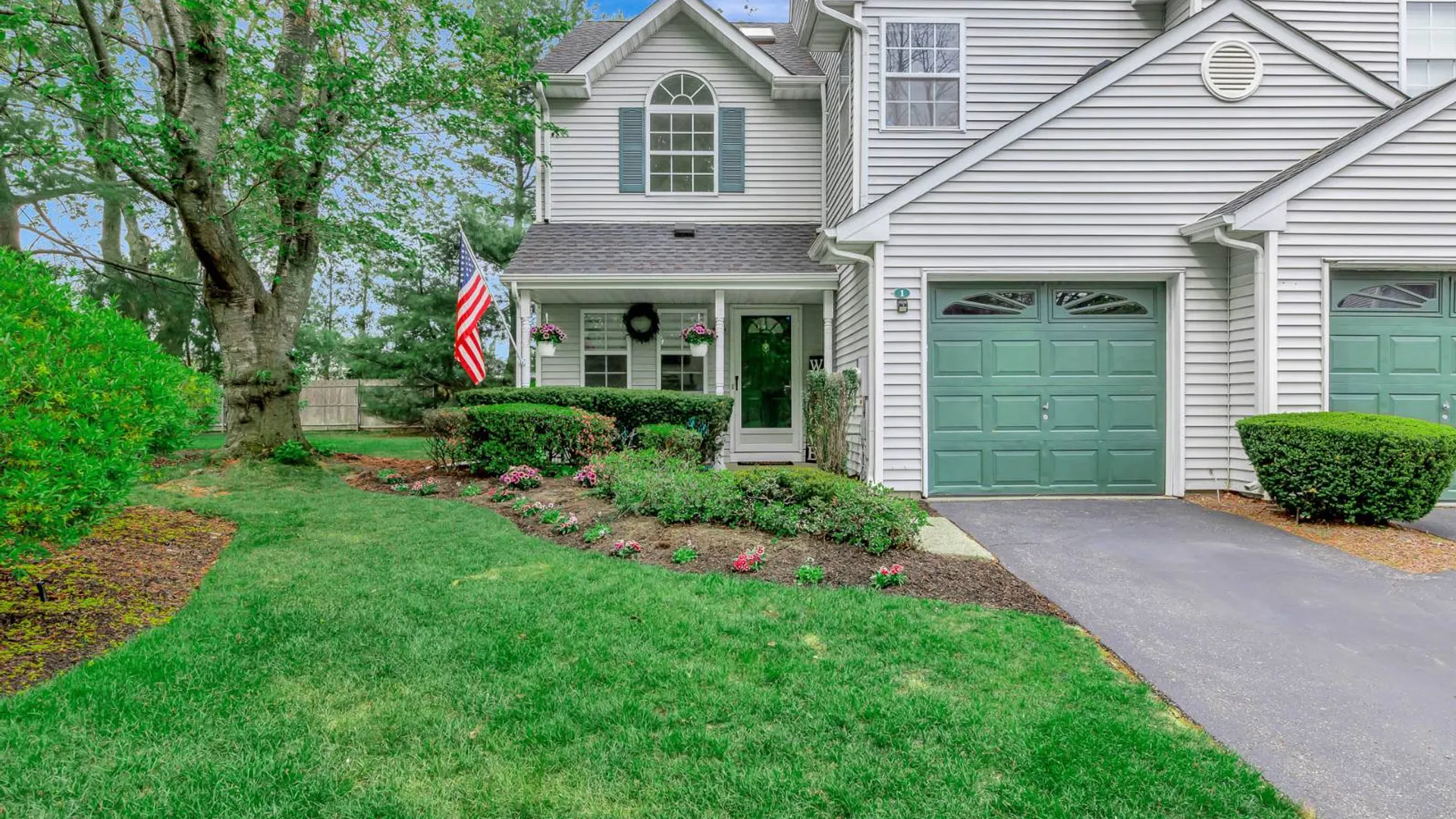Property at 1 Plantation Drive, Hauppauge, NY 11788 4
