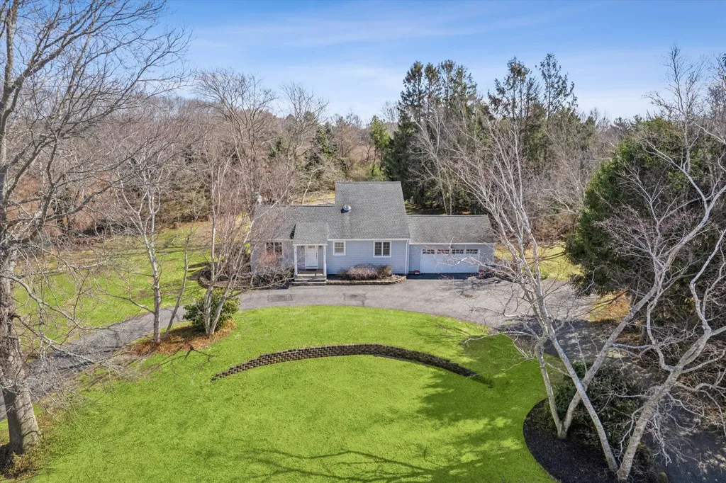 Property at 435 Old Saddle Ln, Cutchogue, NY 11935