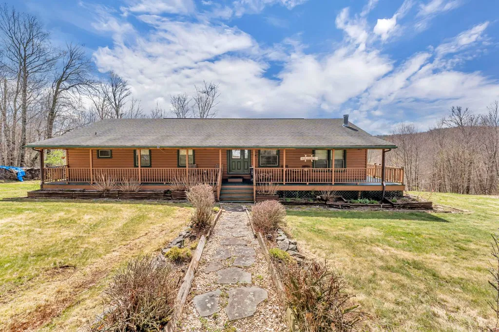 Property at 178 Pawacton trail, Delancy, NY 13752