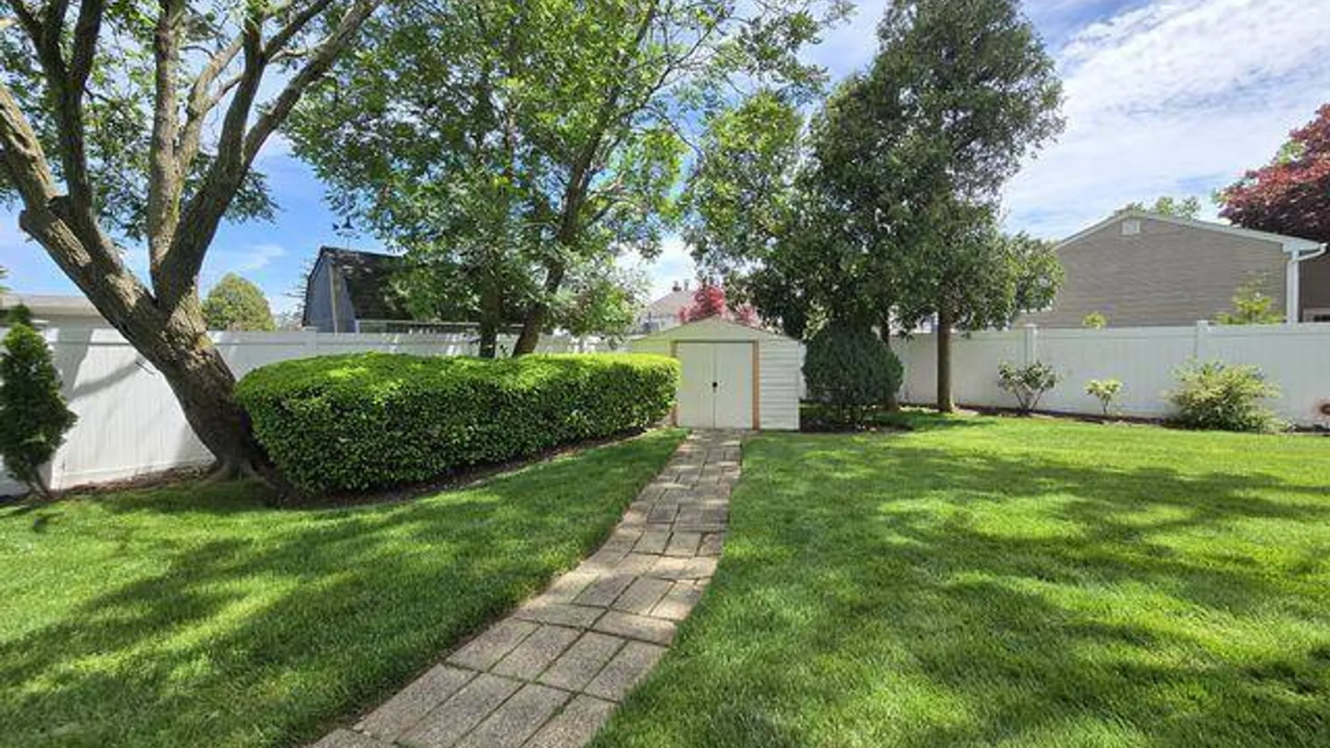 Property at 15 6th Avenue, Farmingdale, NY 11735 3