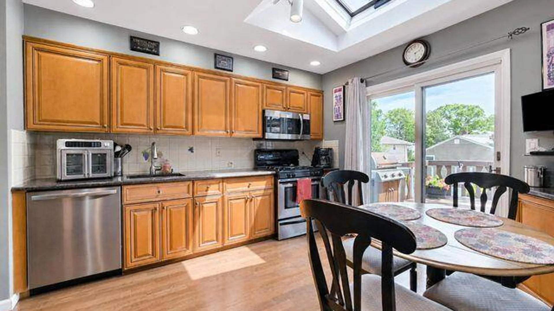 Property at 15 6th Avenue, Farmingdale, NY 11735 16