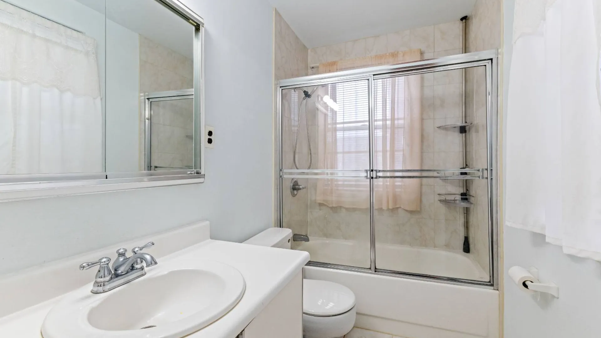 Property at 67-27 Cloverdale Blvd, Oakland Gardens, NY 11364 15