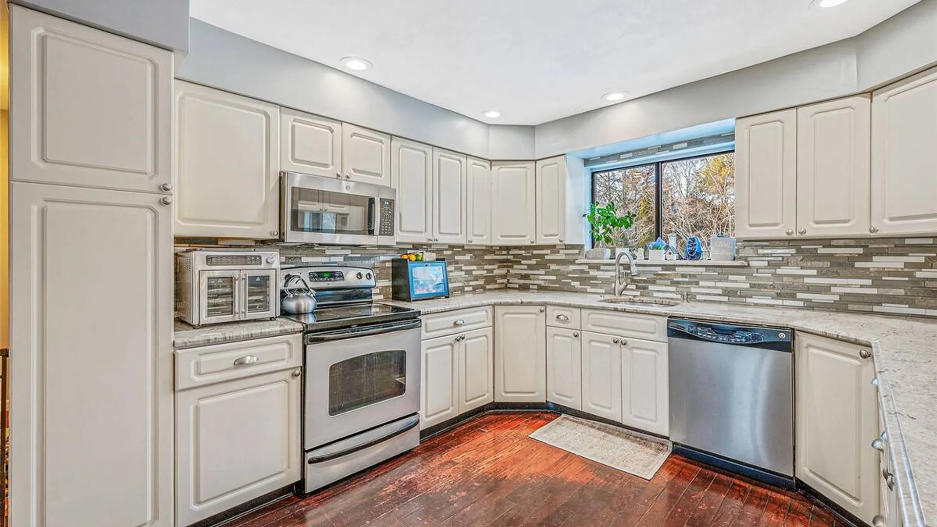 Property at 10 Alpine Court, Smithtown, NY 11787 14