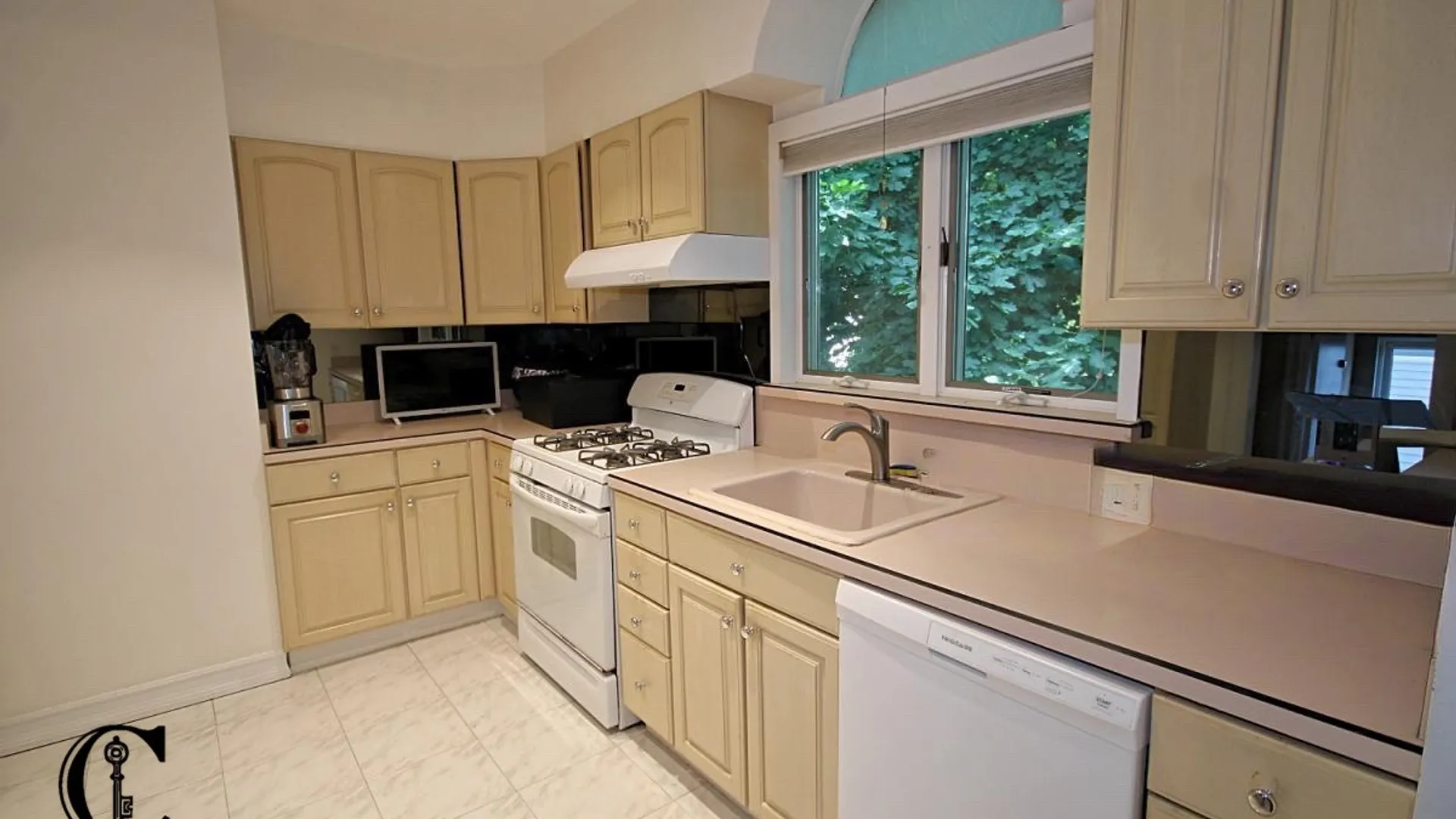 Property at 131 Cedarview Ave, Staten Island, NY 10306 12