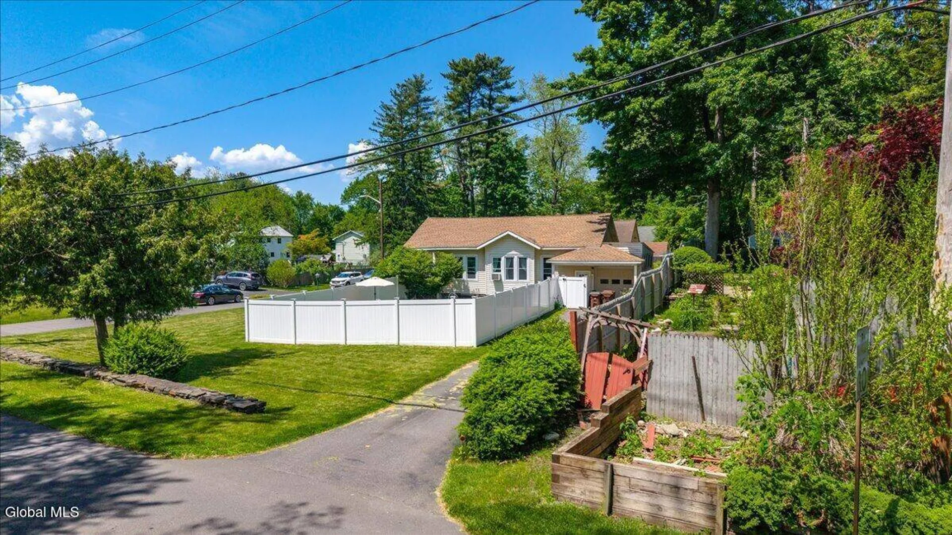 Property at 2 Woodlawn Terrace, Bethlehem, NY 12054 54