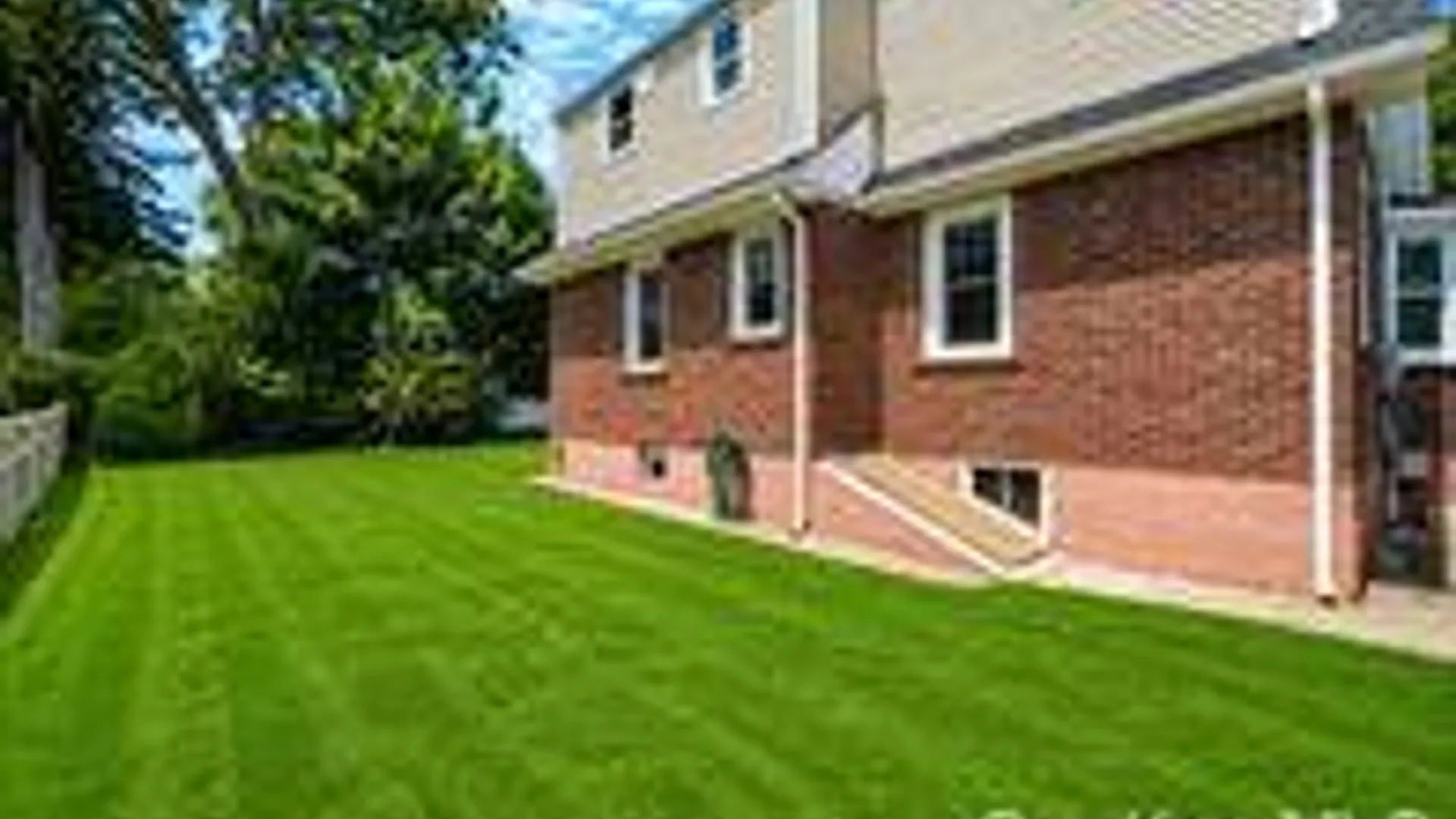Property at 44 Elizabeth Ave, Smithtown, NY 11787 3