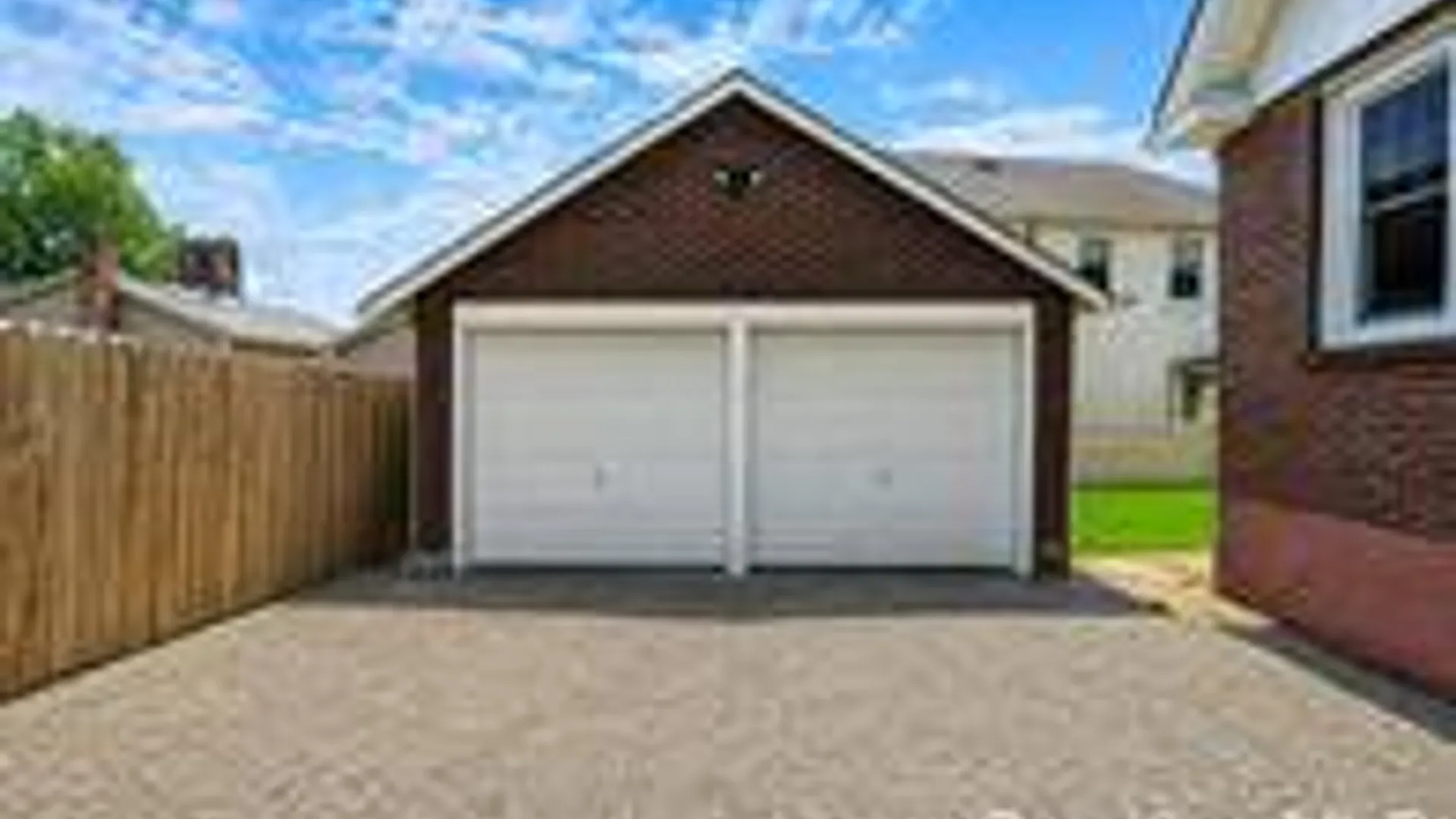 Property at 44 Elizabeth Ave, Smithtown, NY 11787 4
