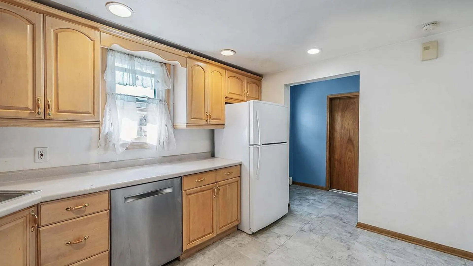 Property at 535 Outlook Avenue, West Babylon, NY 11704 8