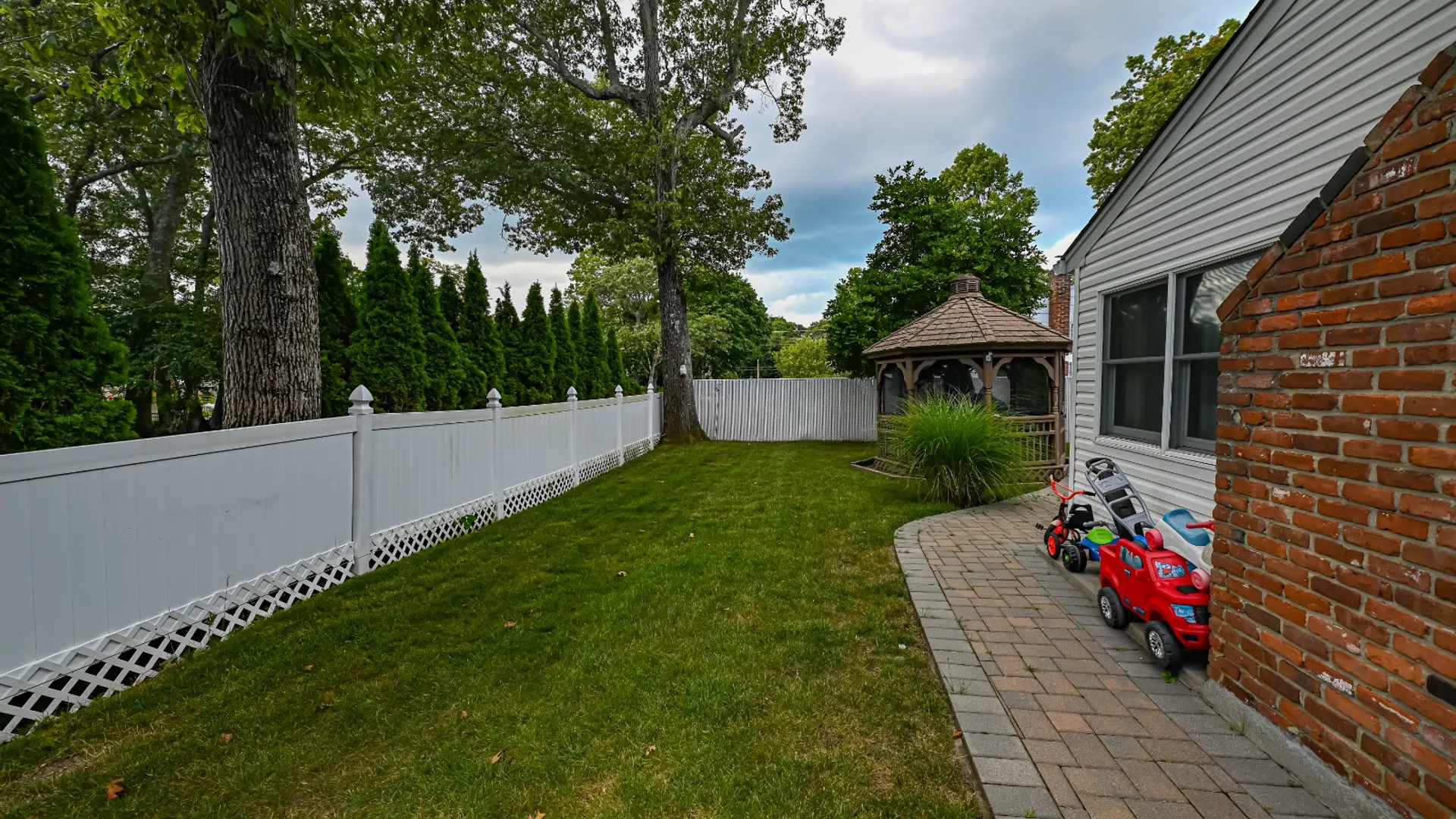 Property at 23 Hurtin Boulevard, Smithtown, NY 11787 34