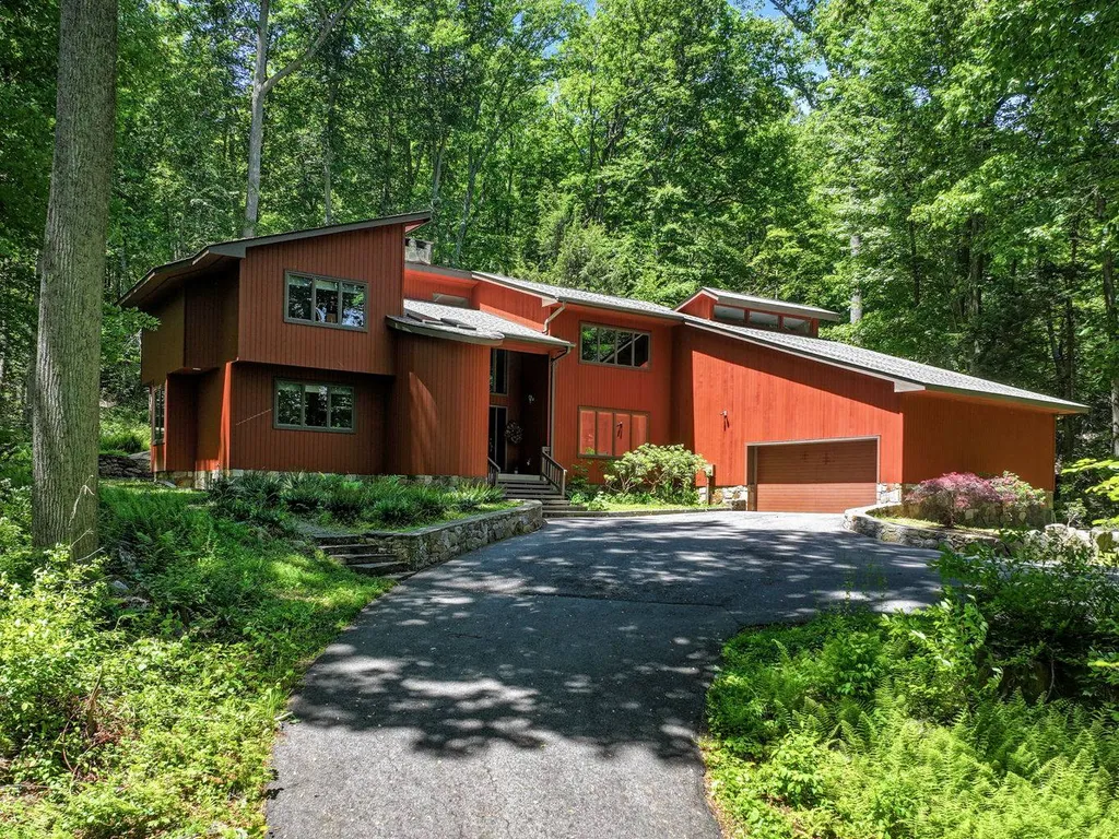 Property at 5 Buroak Dr, Hopewell Junction, NY 12533