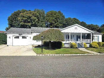 Property at 1407-274 Middle Rd, Calverton, NY 11933