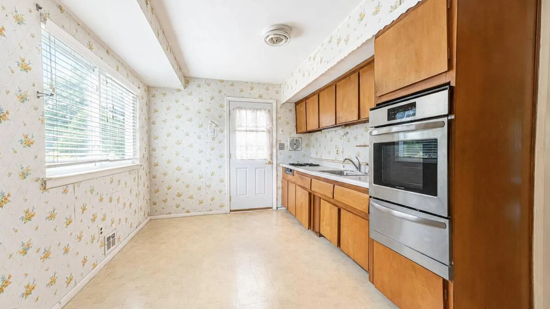 Property at 1614 N Gardiner Drive, Bay Shore, NY 11706 8