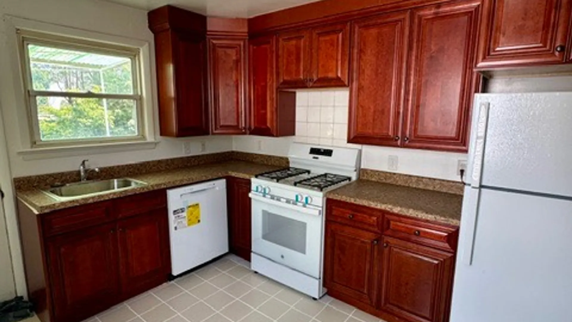 Property at 18 Tunis Ave, Yonkers, NY 10708 2