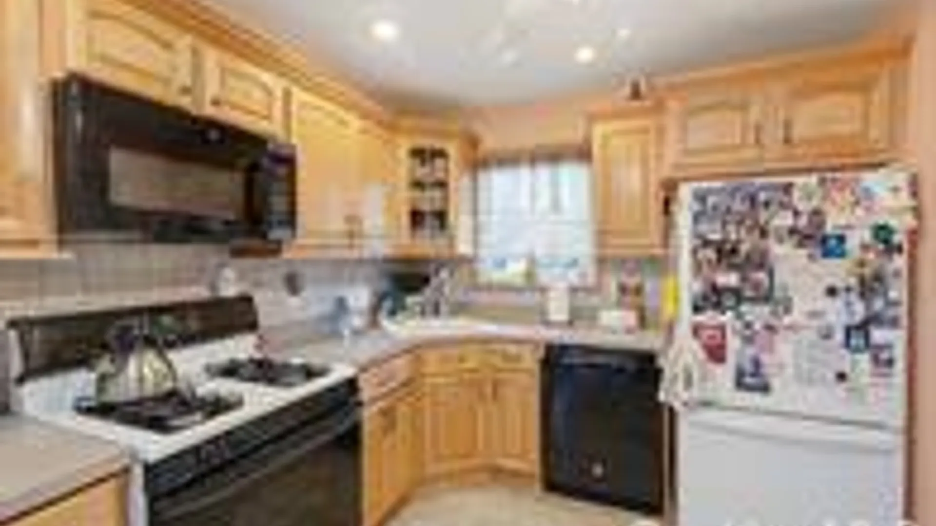 Property at 33 Wilshire Drive, North Babylon, NY 11703 14