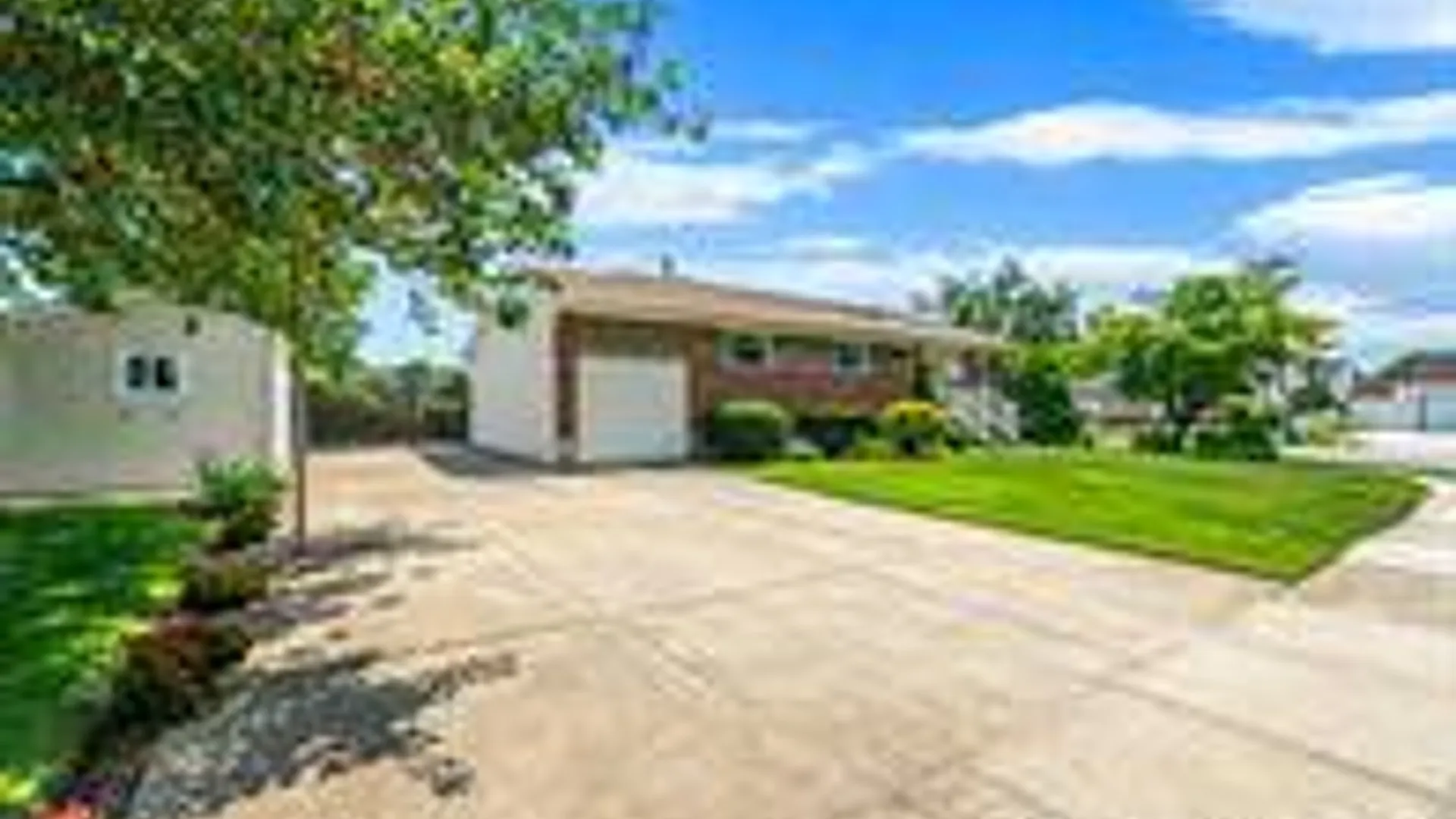 Property at 33 Wilshire Drive, North Babylon, NY 11703 3
