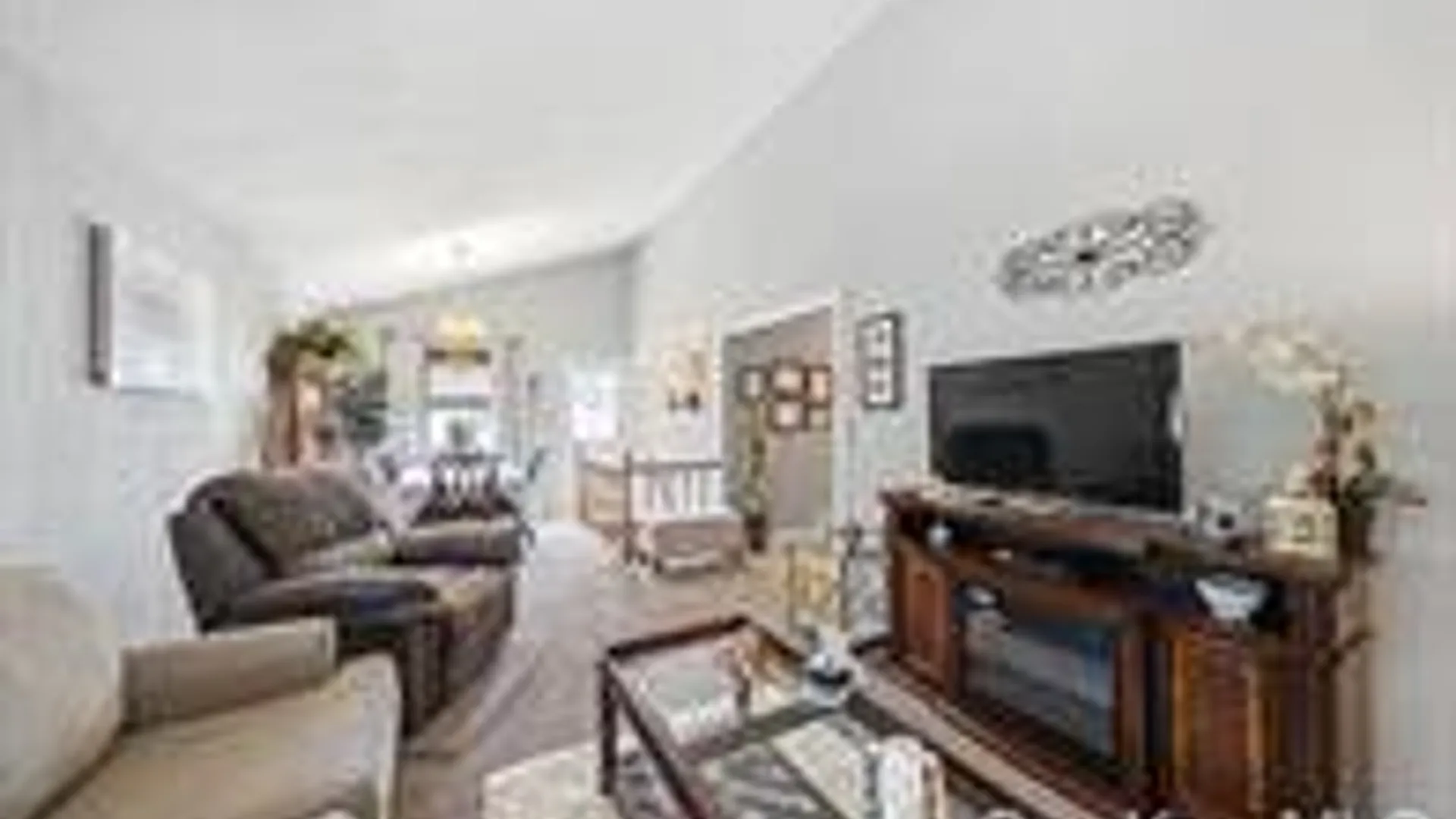 Property at 33 Wilshire Drive, North Babylon, NY 11703 20