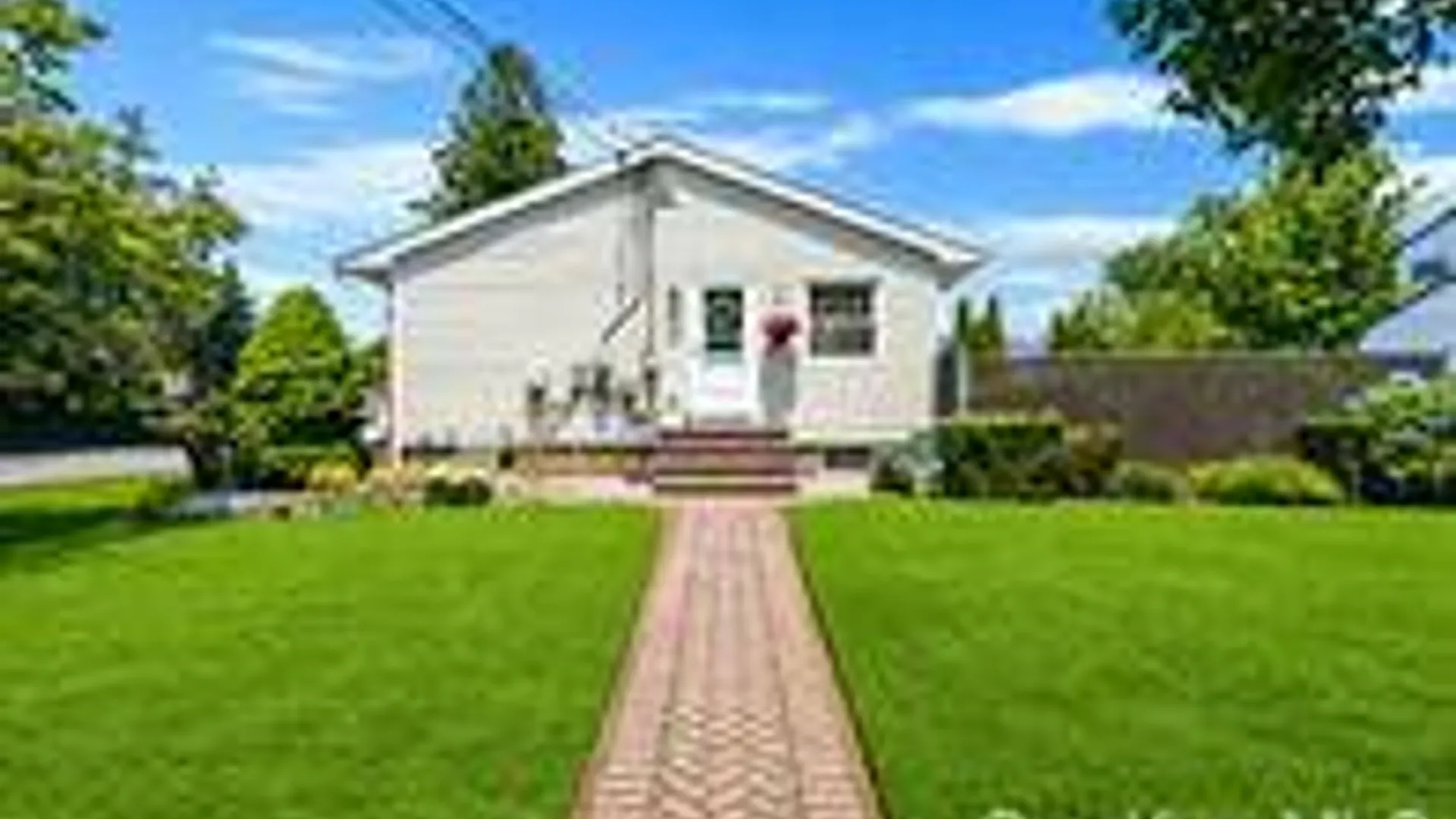 Property at 33 Wilshire Drive, North Babylon, NY 11703 5