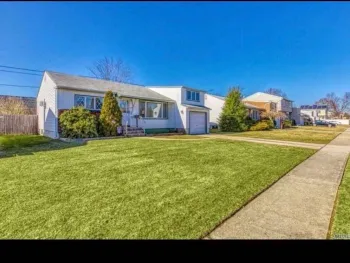 Property at 136 S Fordham Rd, Hicksville, NY 11801