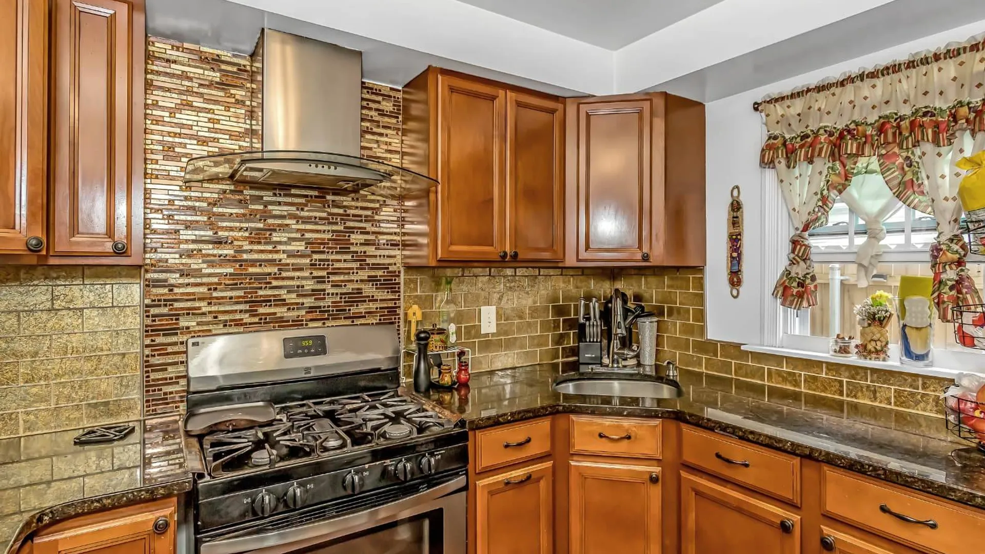 Property at 90 Charles St, Lynbrook, NY 11563 5
