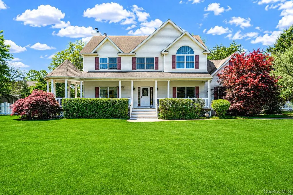 Property at 4 Pheasant Court, Riverhead, NY 11901