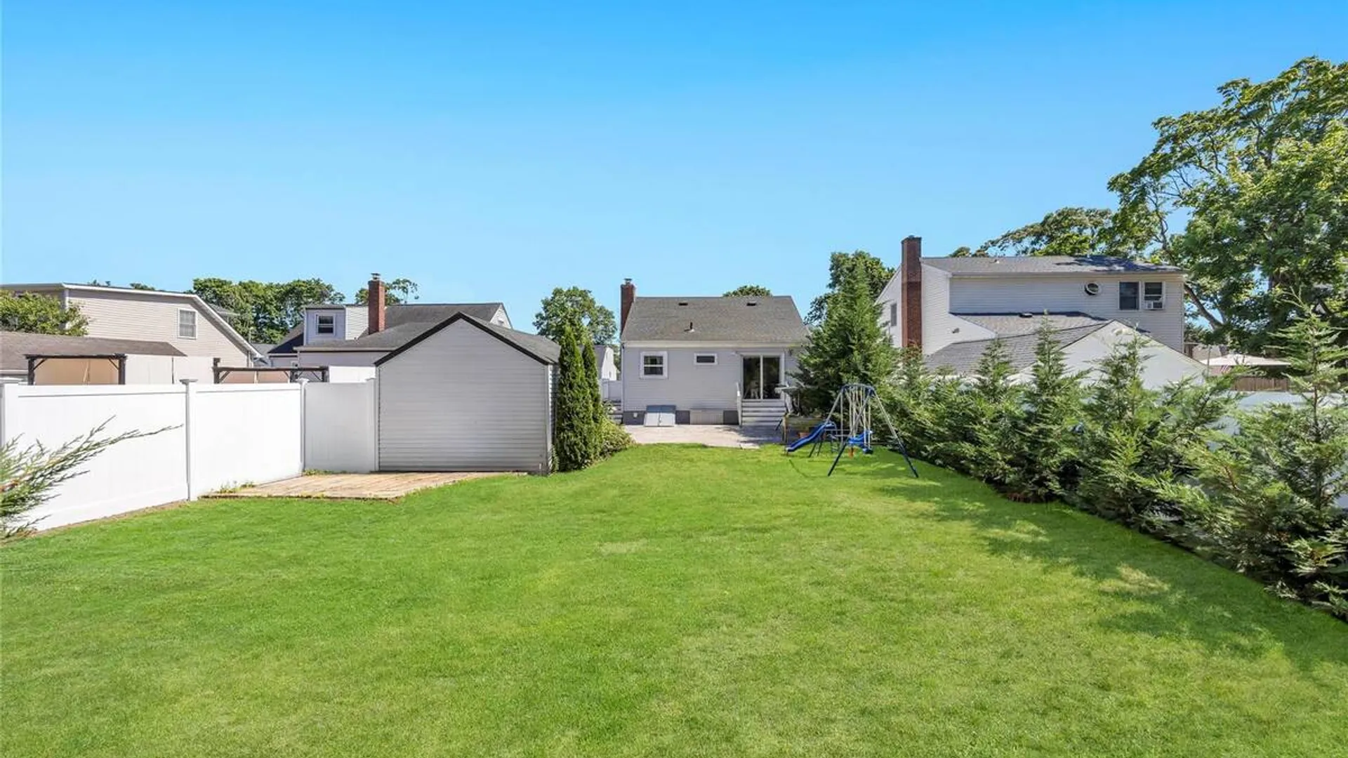 Property at 11 Irving Place, Islip Terrace, NY 11752 22