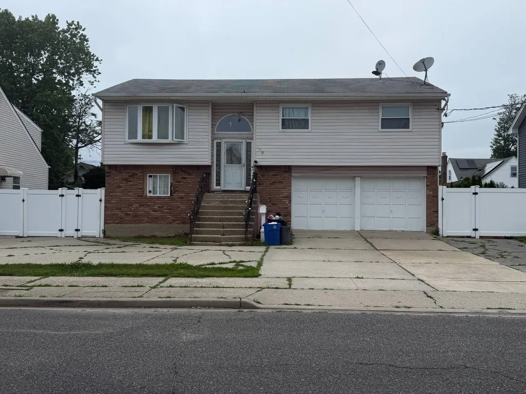 Property at 189 Elizabeth Ave, Oceanside, NY 11572