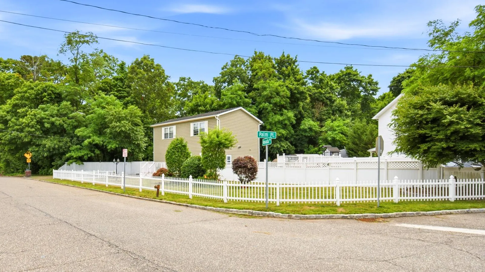Property at 14 NEVADA RD, West Babylon, NY 11704 16