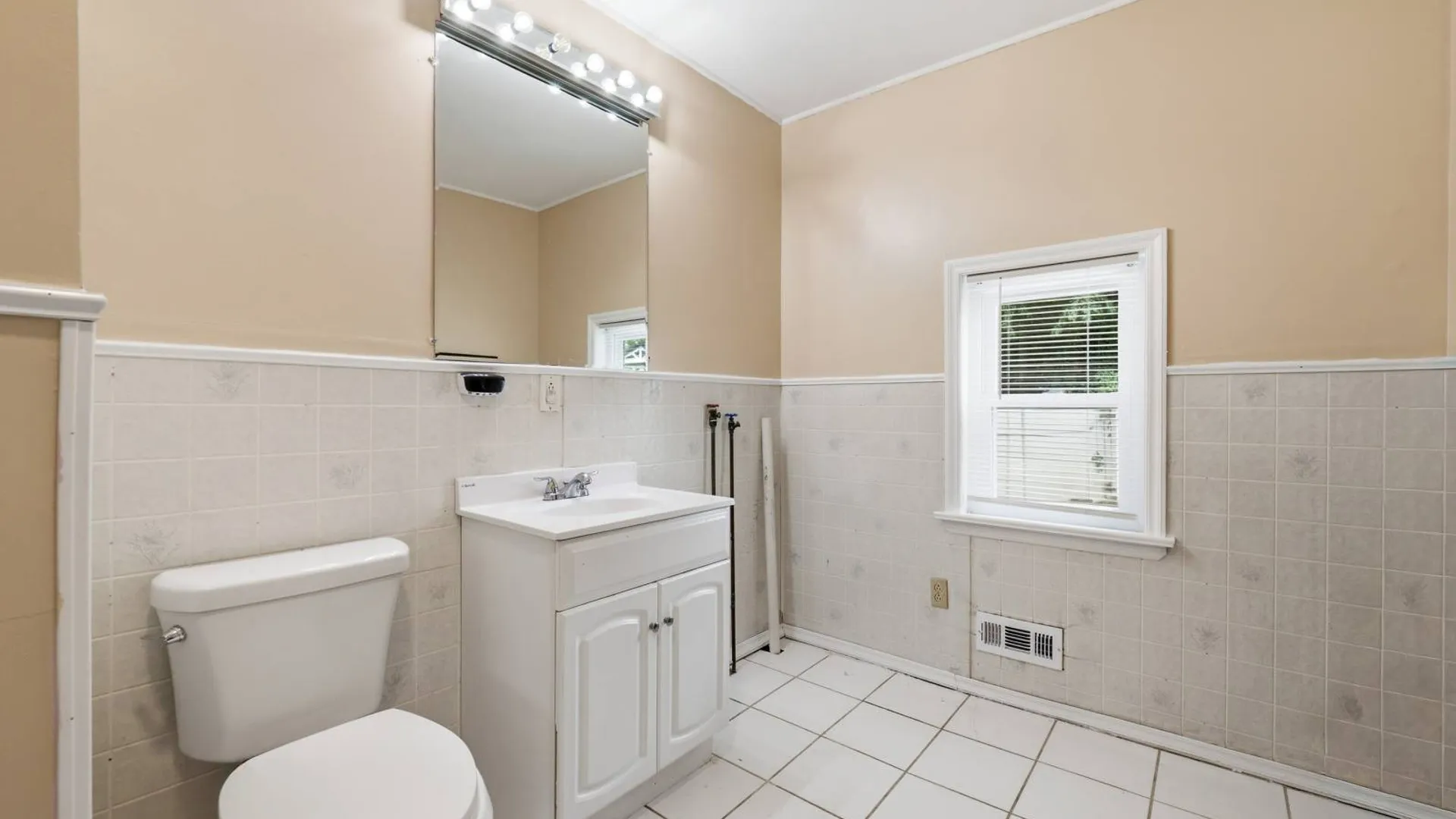 Property at 14 NEVADA RD, West Babylon, NY 11704 7