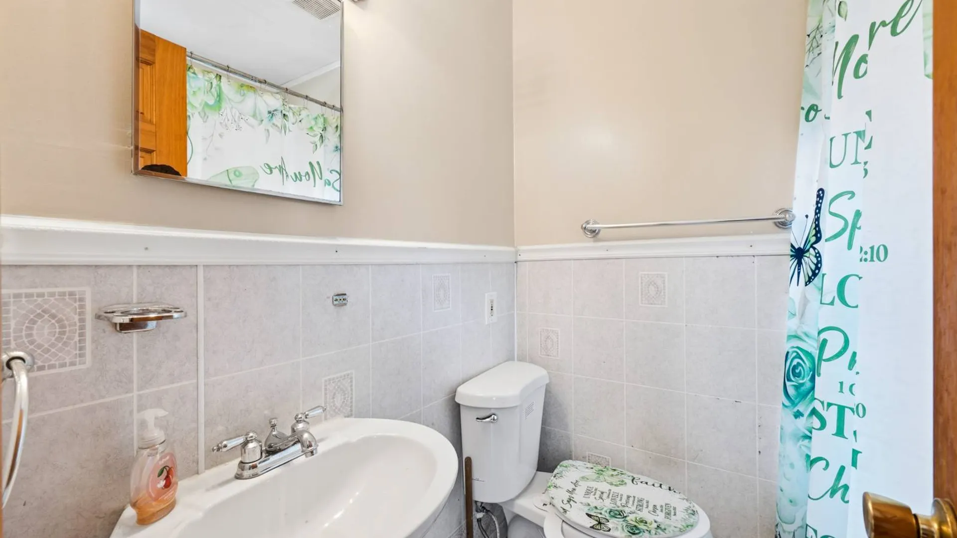 Property at 14 NEVADA RD, West Babylon, NY 11704 13