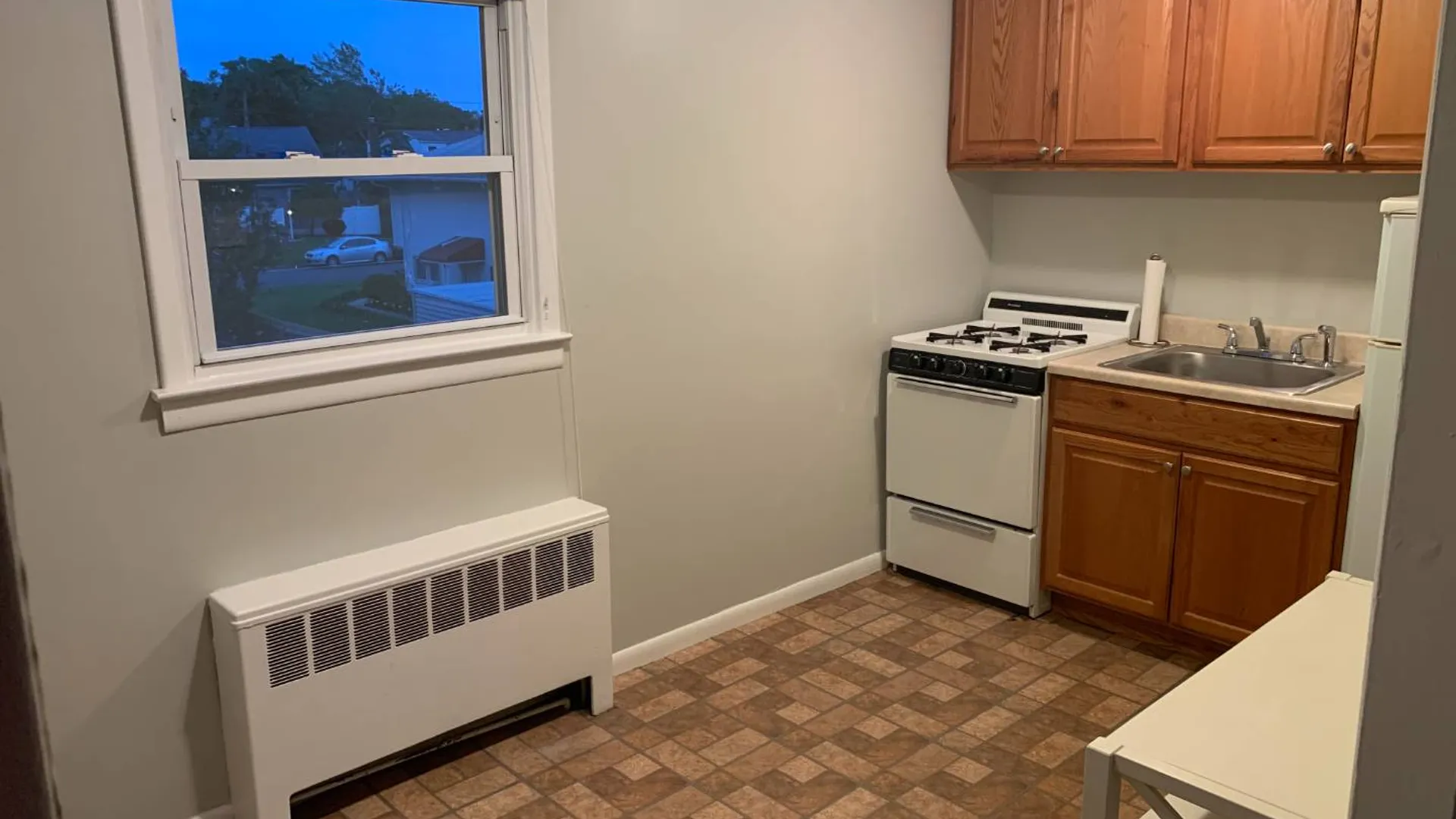 Property at 392 Sherbrooke Rd, Lindenhurst, NY 11757 6