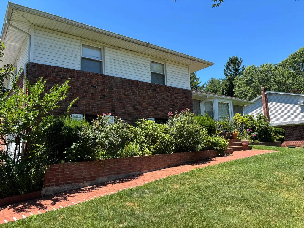 Property at 71 Willits rd, Glen Cove, NY 11542