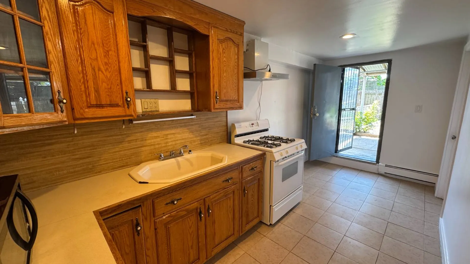 Property at 914 Pierce Ave, Bronx, NY 10462 5