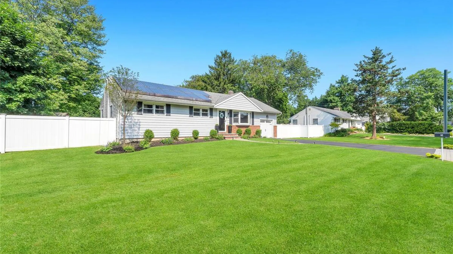 Property at 5 Shaftsbury Lane, Melville, NY 11747 3