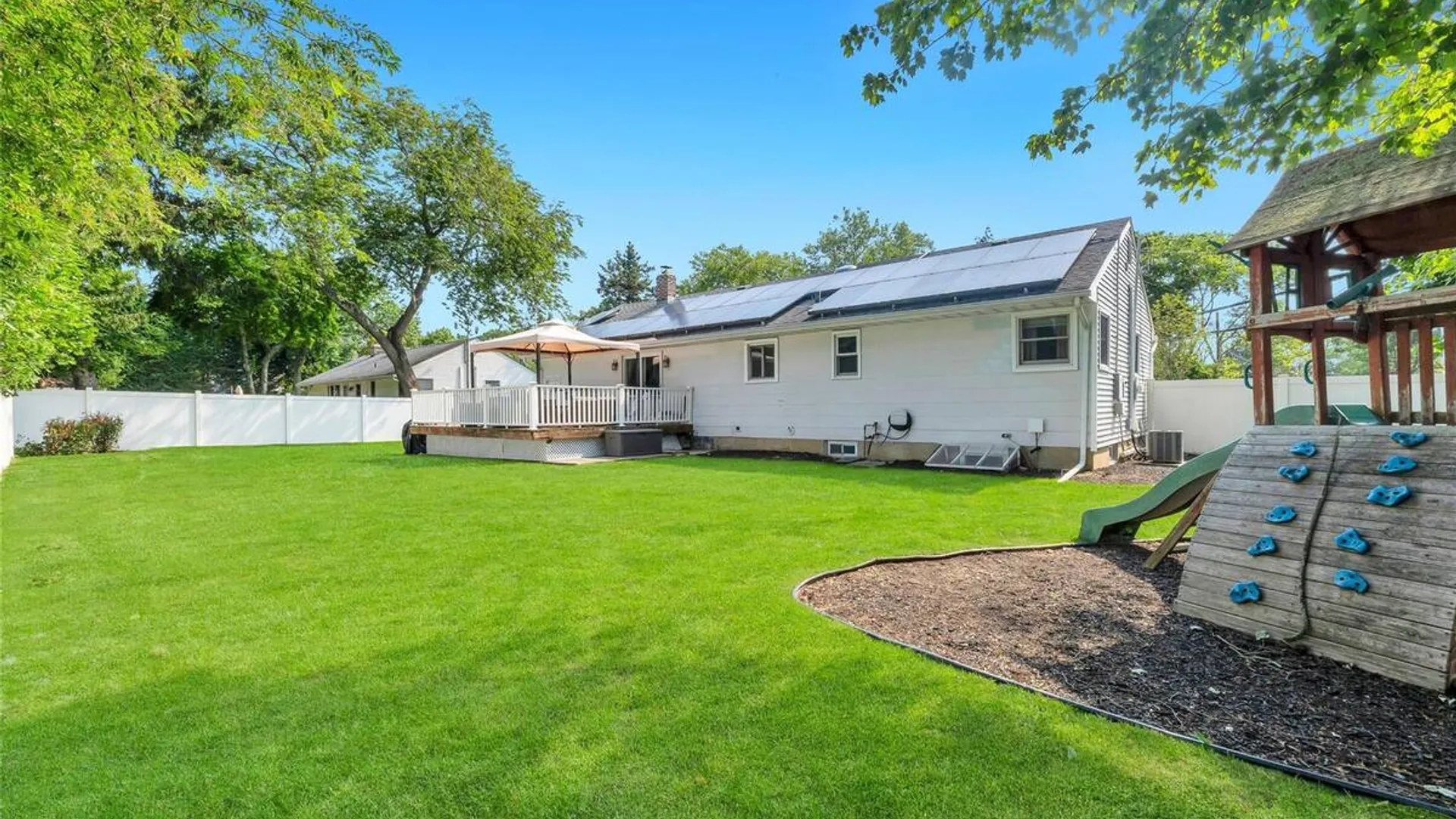Property at 5 Shaftsbury Lane, Melville, NY 11747 4