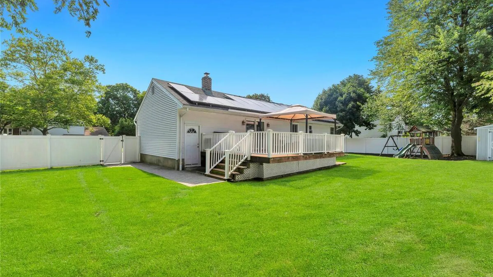 Property at 5 Shaftsbury Lane, Melville, NY 11747 6