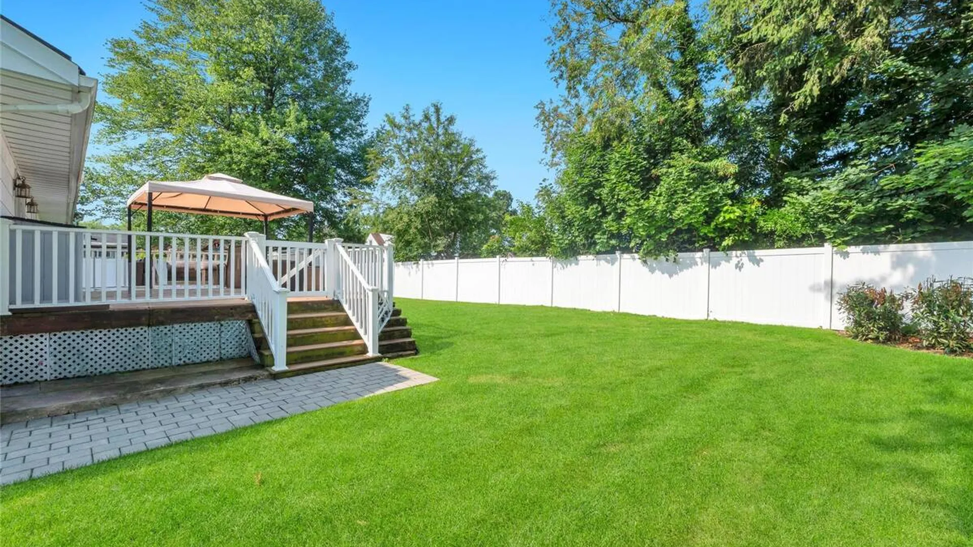 Property at 5 Shaftsbury Lane, Melville, NY 11747 7