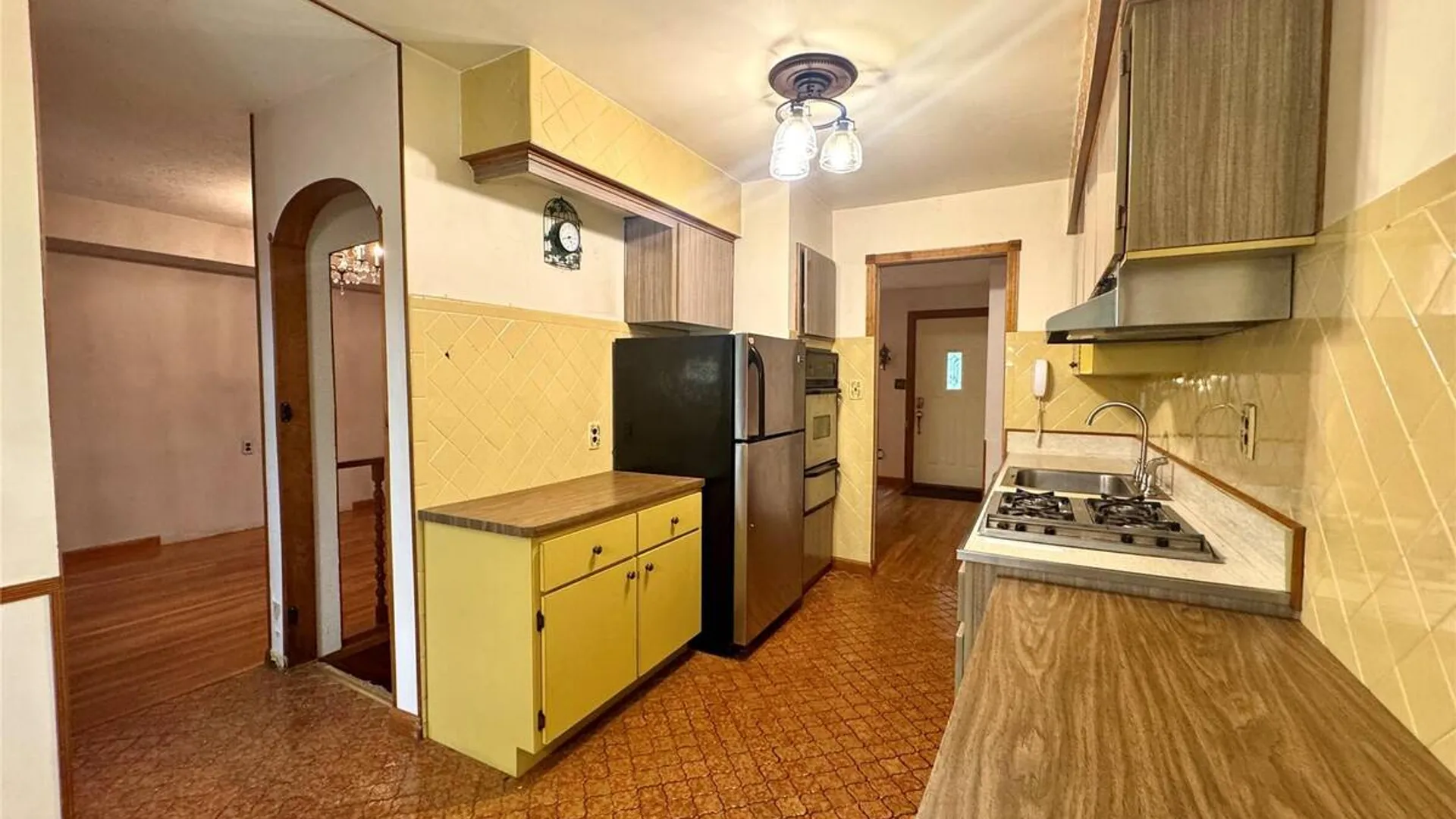 Property at 28 Euclid Avenue, Dix Hills, NY 11746 14