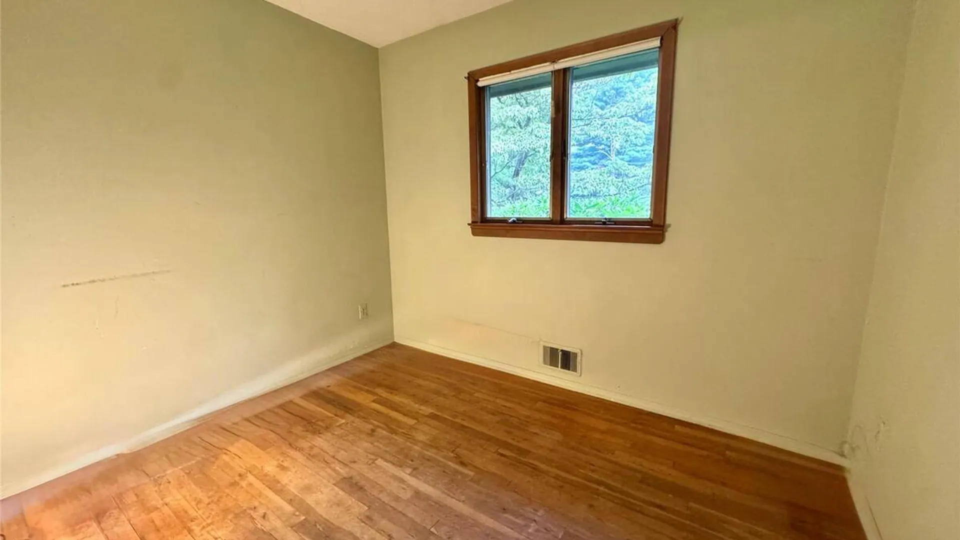 Property at 28 Euclid Avenue, Dix Hills, NY 11746 15