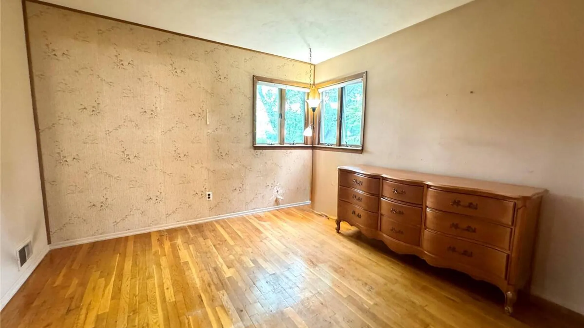 Property at 28 Euclid Avenue, Dix Hills, NY 11746 16