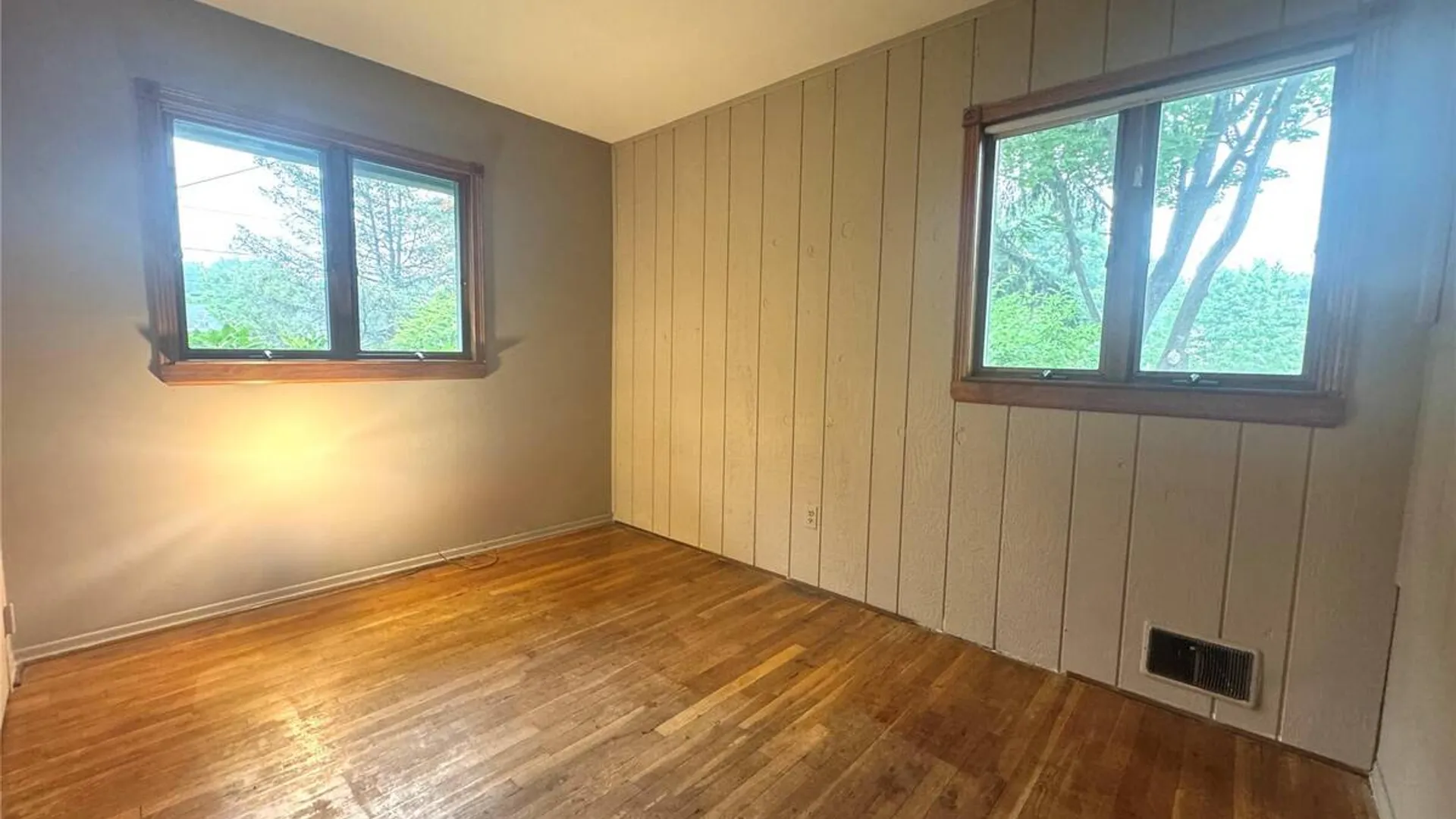 Property at 28 Euclid Avenue, Dix Hills, NY 11746 17
