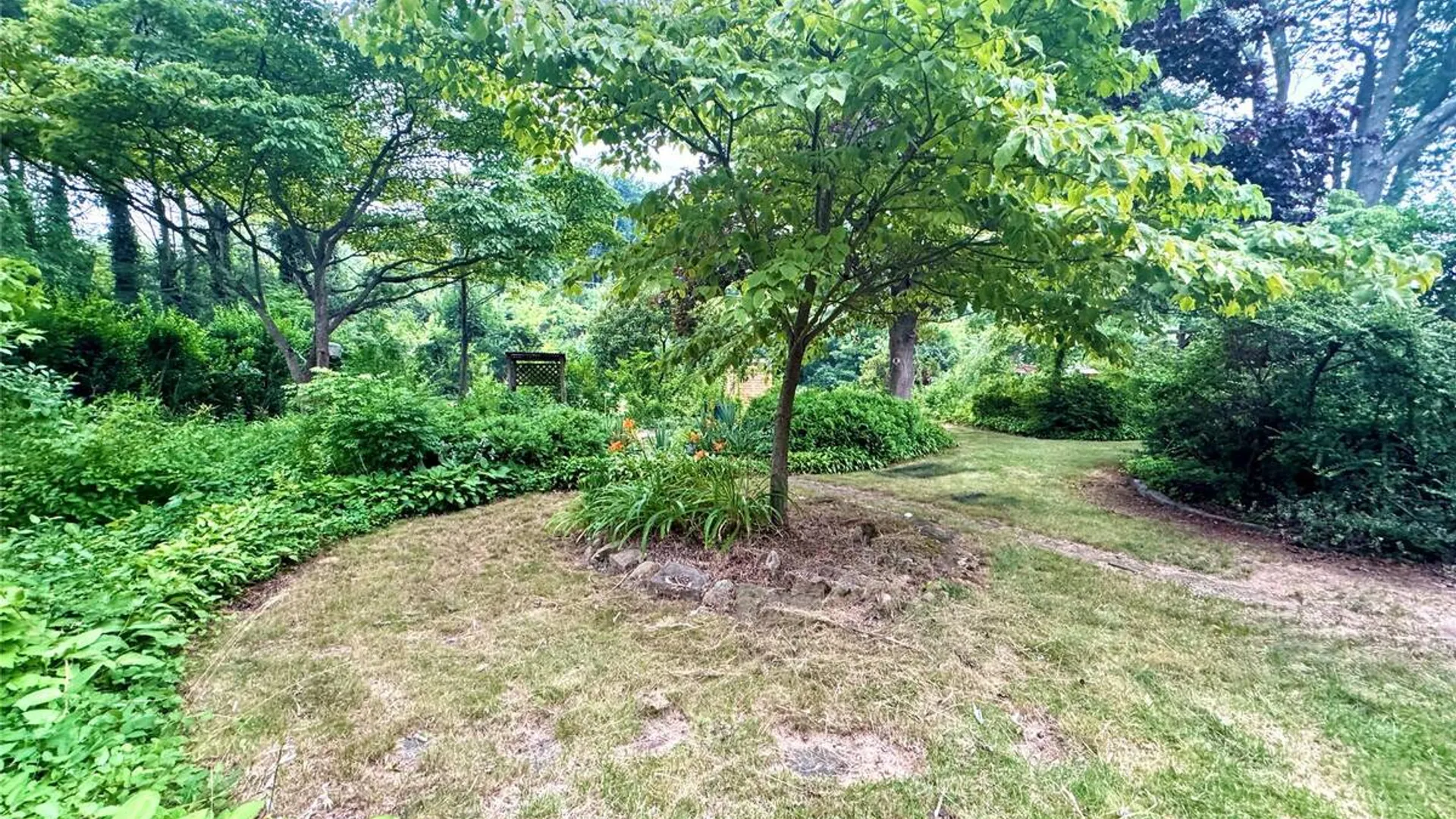 Property at 28 Euclid Avenue, Dix Hills, NY 11746 30